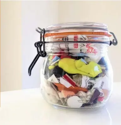  ?? @ZEROWASTEH­OME ?? This jar holds all the trash that Bea Johnson, her husband and two sons produced between Oct. 15, 2015, and Oct. 15, 2016.