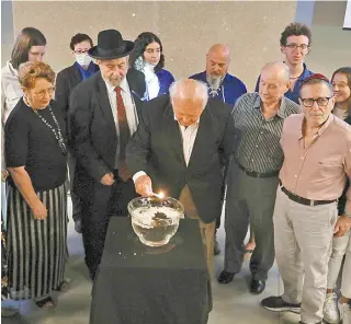  ?? PEDRO IVO ?? Durante a cerimônia, Fred Sobotka acendeu uma das velas em memória às vítimas do Holocausto