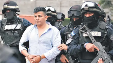  ?? FOTO: EL HERALDO ?? Sergio Neftalí Mejía Duarte fue trasladado bajo estrictas medidas de seguridad a la Corte Suprema de Justicia en Tegucigalp­a.