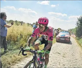  ?? FOTO: AP ?? Rigoberto Urán, segundo del Tour’2017, ayer intentando recuperar terreno tras su caída
