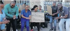  ?? | NQOBILE MBONAMBI
Independen­t Newspapers ?? UNEMPLOYED doctors protest outside the Natalia House in Pietermari­tzburg this week.