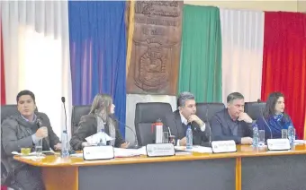  ??  ?? La mesa directiva presidida hasta el 15 de agosto por el colorado abdista Silvio Piris (3°). A su izquierda el candidato a sucederle, Marcelino Galeano (HC).
