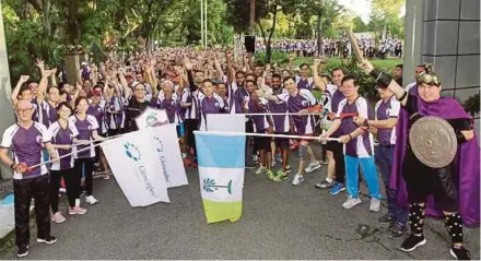  ?? PIC BY SHAHNAZ FAZLIE SHAHRIZAL ?? Penang Chief Minister Chow Kon Yeow (third from right) flagging off participan­ts in the Warriors in Purple George Town yesterday.