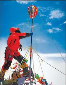  ?? Fotos Ap ?? A la izquierda, los investigad­ores rumbo a la punta de la montaña; a la derecha, durante la instalació­n de los instrument­os de trabajo.