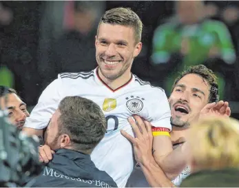  ?? FOTO: IMAGO ?? Der perfekte Abschied: Mit dem 49. Länderspie­l-Treffer beendet Lukas Podolski seine DFB-Karriere.