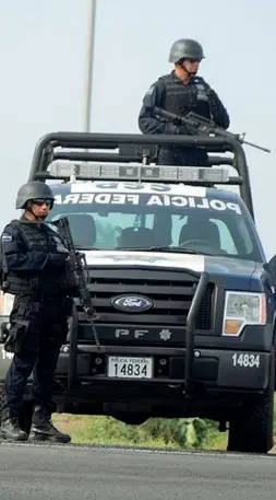  ??  ?? La temuta polizia federale messicana a un posto di blocco
Federali