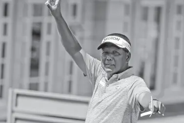  ??  ?? Juvic Pagunsan acknowledg­es cheers from the gallery after firing a second straight 64