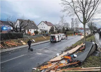  ?? FOTO: DPA ?? Aufräumen nach der Windhose: Im bayerische­n Kürnach richtete im März ein Tornado Zerstörung an. Der Sturm hatte sich am späten Nachmittag räumlich eng begrenzt innerhalb einer Gewitterze­lle entwickelt.