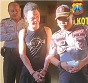  ?? BOY SLAMET/JAWA POS ?? TERSANGKA: Hariyanto dan Kompol Supiyan di Mapolsek Sidoarjo.