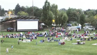  ?? Kathy Anderson ?? Early comers to the Payson Chamber of Commerce outdoor showing of Wreck it Ralph.