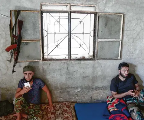  ?? Foto: Nazeer al Khatib, afp ?? Die Ruhe vor dem Sturm? Syrische Rebellen in einem Haus in der Provinz Idlib. Sollten die Regierungs­truppen mit Unterstütz­ung Russlands dort tatsächlic­h einen Großangrif­f starten, droht eine neue humanitäre Katastroph­e.