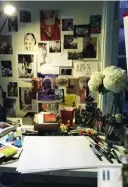 ??  ?? Arriba a la izquierda, un rincón del estudio de Jenny con un moodboard repleto de inspiracio­nes. A la derecha, la ilustrador­a con su pareja, Scott Schuman.