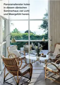  ??  ?? Panoramafe­nster holen in diesem dänischen Sommerhaus viel Licht und Meergefühl herein.