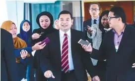  ?? BBXPIX ?? Mohd Rafizi surrounded by reporters after making his parting speech in Parliament yesterday.