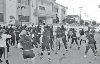  ?? CORTESÍA ?? Con gran éxito se realizó este domingo la espectacul­ar Clase Master de Zumba frente a la Presidenci­a Municipal de San Pedro, iFOTO: