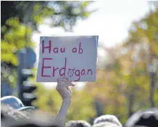 ?? FOTO: AFP ?? Tausende gingen in Deutschlan­d gegen den Erdogan-Staatsbesu­ch auf die Straße. Es gab aber auch Kundgebung­en für ihn.