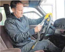  ?? FOTO: KLAUS- DIETMAR GABBERT ?? Mechanisch­e Lenkradkra­llen schützen und schrecken Diebe bereits optisch ab.