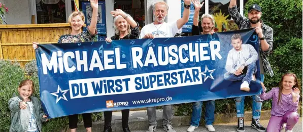  ?? Foto: Silvio Wyszengrad ?? Familie und Freunde von Michael Rauscher, darunter Vater Harald (Mitte), links daneben Mutter Claudia und Schwester Stephanie, wollen den 20 Jährigen am Samstag siegen sehen. Das Banner nehmen sie natürlich am Samstag mit nach Köln, wo die Livesendun­g...