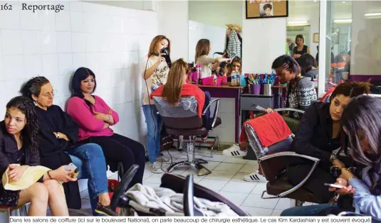  ??  ?? Dans les salons de coiffure (ici sur le boulevard National), on parle beaucoup de chirurgie esthétique. Le cas Kim Kardashian y est souvent évoqué.