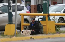  ?? YAZMÍN SÁNCHEZ ?? No sabe hablar español, por lo que porta un letrero que dice: comida.