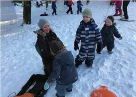  ??  ?? DÅPSGAVE: Ingrid Melvær koser seg i snøen med Alfred (4 1/2), Eivor og Hjalmar (2). Alle tre fikk medlemskap i Barnas Turlag i dåpsgave.