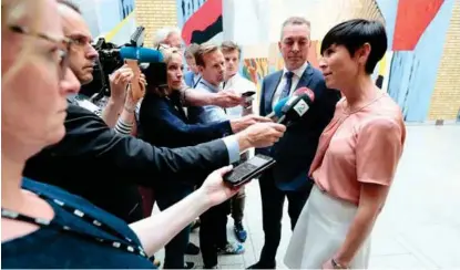  ?? FOTO: LISE ÅSERUD, NTB SCANPIX ?? Utenriksmi­nister Ine Eriksen Søreide og forsvarsmi­nister Frank Bakke-Jensen kommentere­r økt alliert tilstedeva­erelse i Norge i vandrehall­en på Stortinget.