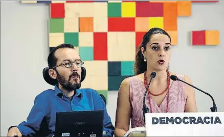  ?? BALLESTERO­S / EFE ?? Pablo Echenique y Noelia Vera, portavoces de la ejecutiva de Podemos, ayer en la sede del partido