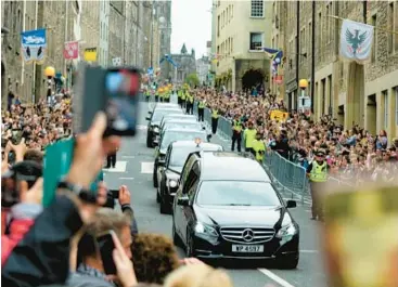  ?? PETR DAVID JOSEK/AP ?? The queen’s cortege, bearing her coffin, travels the Royal Mile on Sunday in Edinburgh, Scotland.