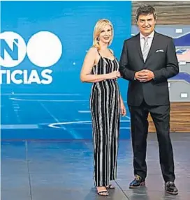  ?? (GENTILEZA, TELEOCHO) ?? Con nueva escenograf­ía. Cruz Gómez Paz y Gerardo López, ante el nuevo diseño del noticiero.