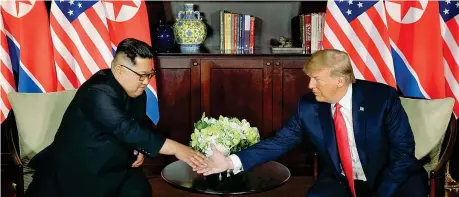  ??  ?? Il leader nordcorean­o Kim Jong-un (34 anni) stringe la mano al presidente degli Stati Uniti Donald Trump (71 anni) presso l’hotel Capella sull’isola di Sentosa a Singapore