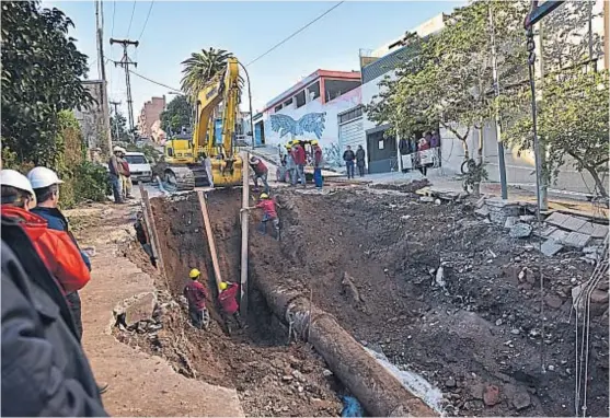  ?? ( FACUNDO LUQUE) ?? Cráter. Aguas Cordobesas reemplazar­á una sección de siete metros de extensión. La Costanera norte permanecer­á cortada.