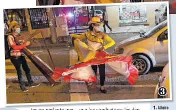  ??  ?? 1. Albeiro aprendió a tocar el instrument­o en una escuela musical de su natal Colombia.
2. Él desarrolla su actividad artística acompañado de su esposa Lixy Flores. La pareja se conoció en Quito, cuando ambos laboraban en la avenida Amazonas.
3. Los dos ahora exponen su arte en la avenida Francisco de Orellana, en el norte de Guayaquil.
3