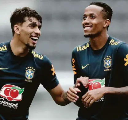  ?? Lucas Figueiredo/cbf ?? Lucas Paquetá (à esq.) brinca com Éder Militão em treino da seleção brasileira; ex-são-paulino ocupa a lateral direita contra El Salvador, mas outros novatos também vão ganhar chance na equipe canarinho