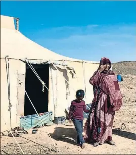  ?? GEMMA SAURA ?? Sense guerra ni pau Soldats sahrauís descansen a Tifariti, en l’anomenat “Sàhara alliberat”, durant la celebració la setmana passada del XV Congrés del Front Polisario; sobre aquestes línies, la mare i la neboda de Gbenaha Fadel, una família de nòmades que viuen en una haima al mig del desert