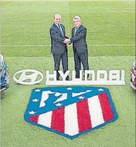  ?? FOTO: ATLETI ?? Enrique Cerezo, presidente atlético, con Leopoldo Satrústegu­i, de Hyundai España