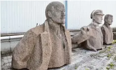  ?? Foto: Katharina Indrich ?? Wladimir Lenin bleibt vorerst auf dem Hof des Steinmetz Betriebs in Gundelfing­en. Für ihn und fünf weitere Skulpturen gibt es keinen Käufer.