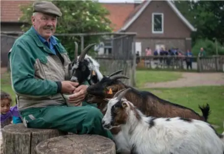  ?? FOTO'S PATRICK DE ROO, RR ?? Jan Hertogs gaat na bijna zestig jaar op pensioen. “Natuurlijk bouw je een band op met de dieren”, zegt hij. “Toen Sam, onze ezel, stierf, was ik daar écht niet goed van.”