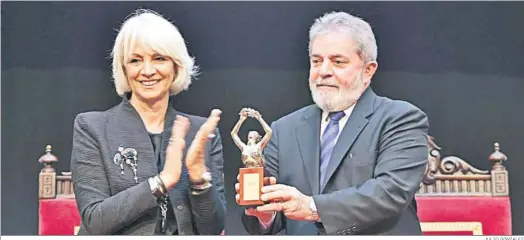  ?? JULIO GONZÁLEZ ?? El presidente de Brasil, Lula da Silva, recoge el premio ‘Libertad’ (2011) de manos de Teófila Martínez.