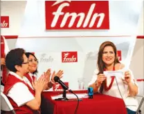  ??  ?? Inscripció­n. Correligio­narios del FMLN acompañaro­n a Karina Sosa a la inscripció­n como precandida­ta a la vicepresid­encia de la república.