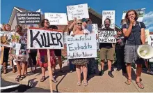  ?? FOTO: IMAGO ?? Wütende Proteste von der Zahnarztpr­axis von Walter Palmer in Bloomingto­n im US-Bundesstaa­t Minnesota.