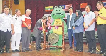  ??  ?? Dr Sim (fourth left) officiates at the function as (from left) Teo, Chua, Lam, Lau, Salemah, Hii and Tiang look on.