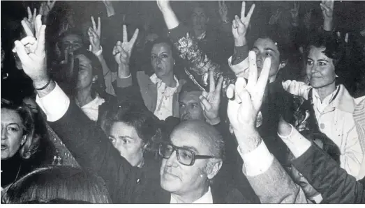  ??  ?? Manuel Clavero celebra, junto a muchos andaluces, la victoria del sí en el referéndum del 28-F, en el Casino de la Exposición de Sevilla.