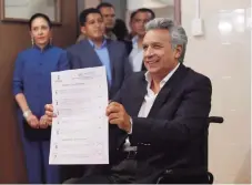  ??  ?? El presidente ecuatorian­o, Lenín Moreno, muestra su voto en la consulta popular realizada el domingo en todo el país.