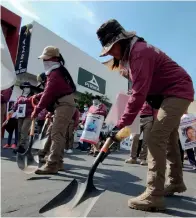  ?? FOTO: NAYELI GARCÍA ?? l
FIN A LA ANGUSTIA. Karla, como otras buscadoras en todo el país, externó que lo único que le importa es saber dónde están su ser queridos, para terminar con esa incertidum­bre.