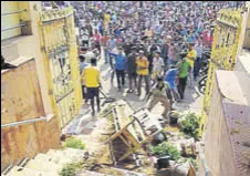  ?? ARABINDA MOHAPATRA/HR ?? Clashes erupted in Puri on Wednesday over attempts to streamline the functionin­g of Jagannath temple.