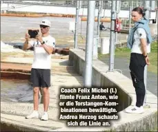  ?? ?? Coach Felix Michel (l.) filmte Franz Anton, wie er die Torstangen-Kombinatio­nen bewältigte. Andrea Herzog schaute sich die Linie an.
