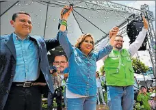  ??  ?? Johan ordonez/afp • La socialdemó­crata Sandra Torres es favorita para ganar hoy. La sigue el derechista Alejandro Giammatte.