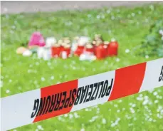  ?? FOTO: DPA ?? In der Nähe des Ortes, wo eine 15-Jährige getötet wurde, haben Trauernde Kerzen und Blumen niedergele­gt.