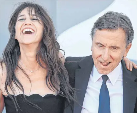  ?? FOTO: RUNE HELLESTAD/IMAGO IMAGES ?? Haben Spaß in Venedig: Charlotte Gainsbourg und Tim Roth, die Stars des Films „Sundown“.
