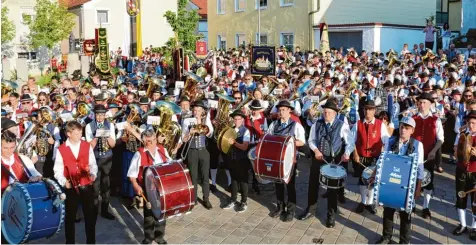  ?? Foto: Daniel Dollinger ?? Am Samstagabe­nd spielte der Gemeinscha­ftschor aus insgesamt 13 Musikkapel­len am Nadlerbrun­nen in Rögling gemeinsam drei Lieder.